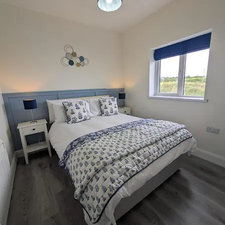 Seaside Retreat - 4 Guests - Fireplace - Parking 아파트 골웨이