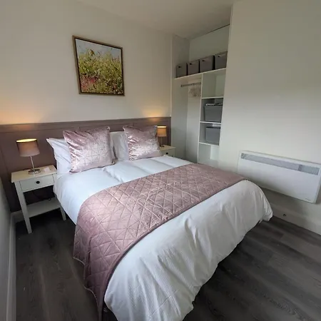 Daire Seaside Retreat - 4 Guests - Fireplace - Parking