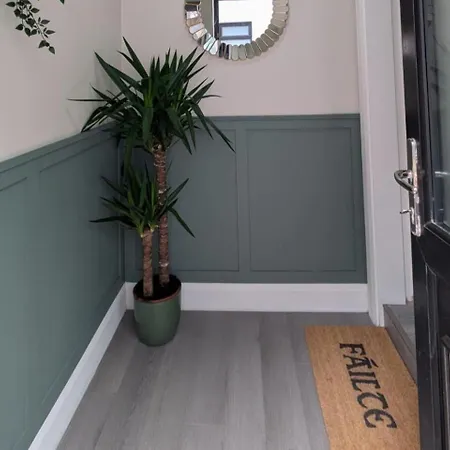 - Sleeps 4 - Near Aran Islands - Parking アパート